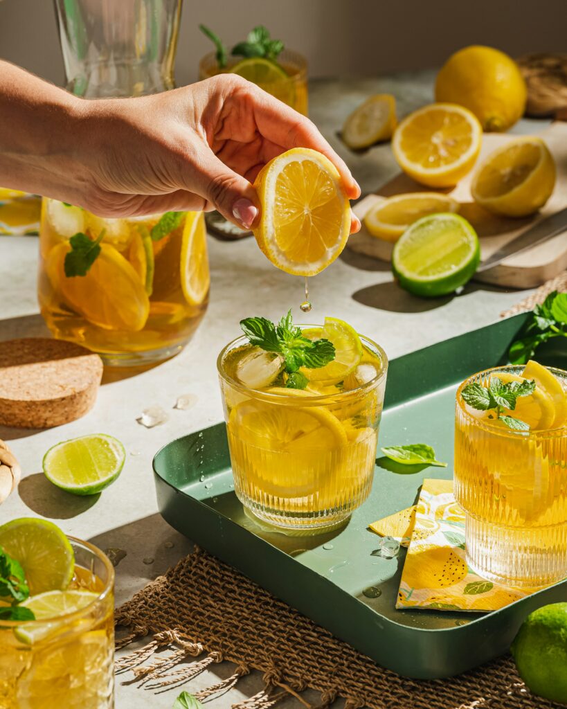 Sparkling herbal teas for wellness with lemon and mint flavour